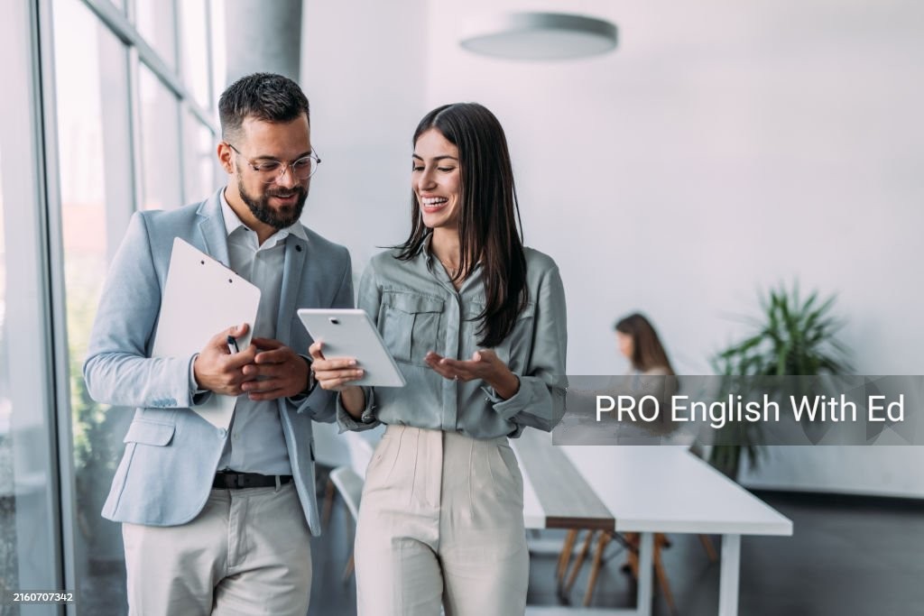 Personas celebrando y estudiando en grupo